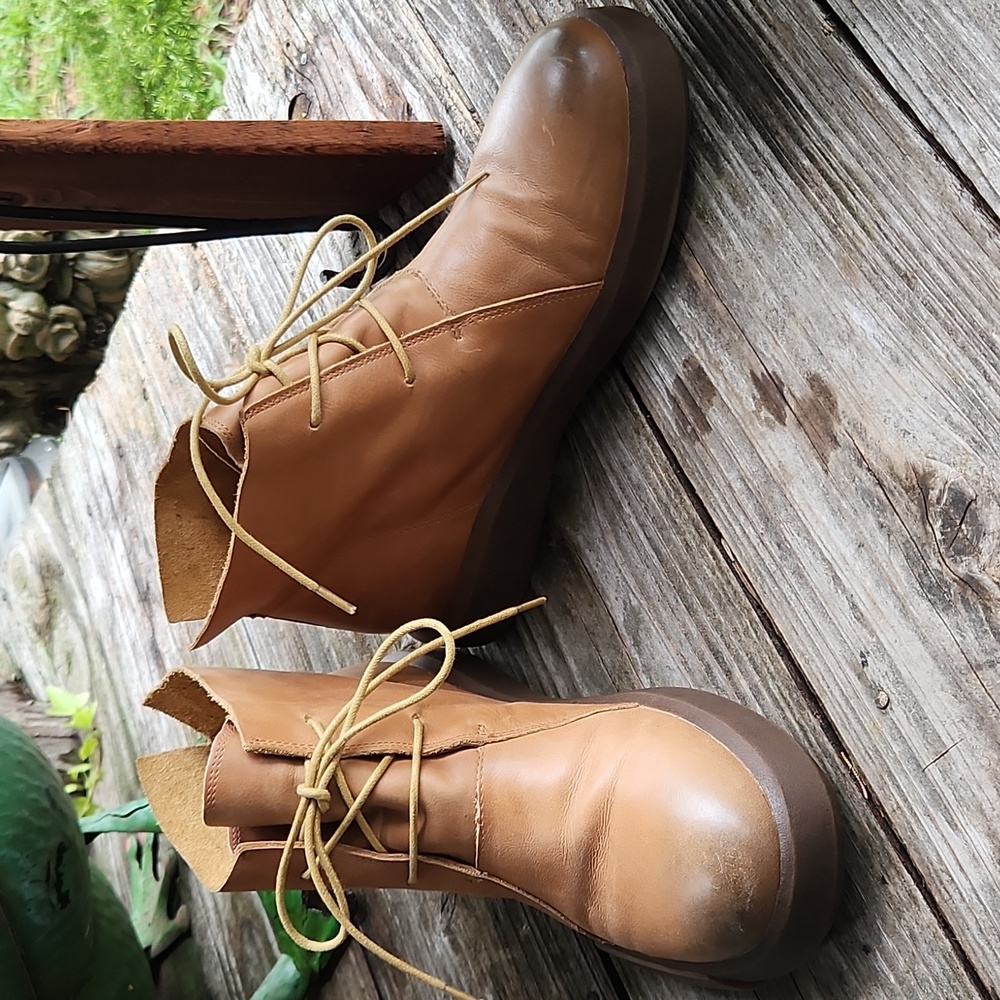 Senda tan leather lace up chukka boot